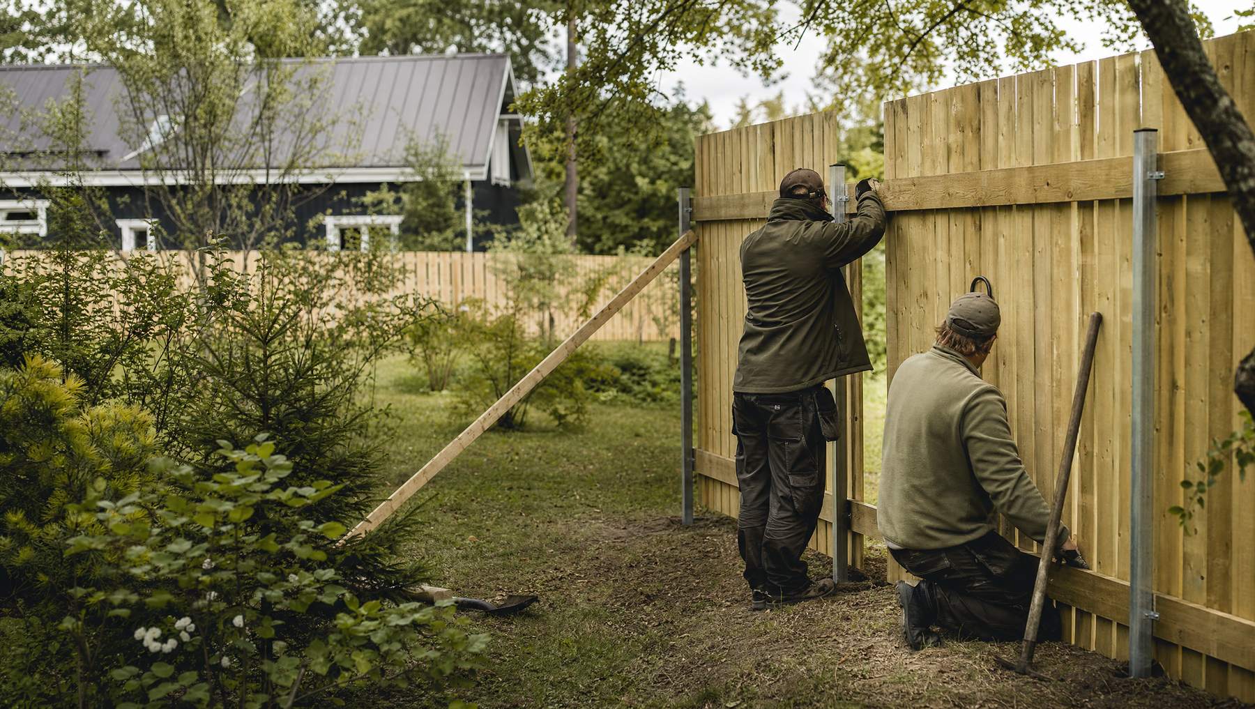 Piirdeaia postide paigaldus mõõdistatud joonele
